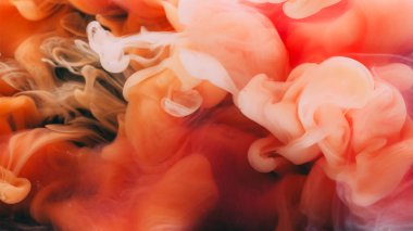 Duman bulutu. Mürekkep atışı. Beyaz sprey kırmızı turuncu sisi karıştırıyor. Kıvrımlı renkli suyu harmanlamak soyut arkaplan odaklanmış dokuyu bozar.
