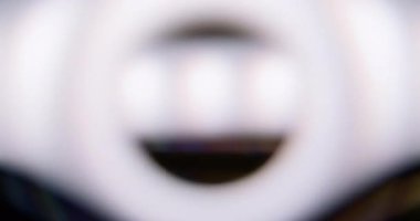 Odaklanmamış lens. Prizma etkisi. Dairesel bokeh odak tünel renk spektrumu. Beyaz açık siyah arkaplan gökkuşağı göz çerçevesini örtüyor.