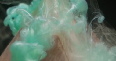 Parlak dalgalar. Doku piramidi. Odaklanmamış mavi bronz renkli sıvı su akışı boyası soyut sanatı üzerinde yüzüyor koyu siyah arkaplan.