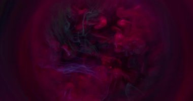 Metalik mürekkep. Parıltı akışı. Pembe parlak yeşil sıvı mistik buhar suyu karıştırıyor. Uçan renk düşüşü soyut arkaplan odaklı değil.