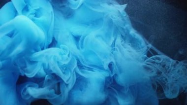 Duman sıvısı. Mürekkep sisi. Mavi renk akışı fantezi yüzen pigment bulanık parçacıklarda çözünür su siyah sanat soyut arka planda.
