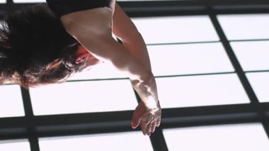 Dikey video. Vücut sağlığı. Sabah sporu. Sağlıklı aktivite. Aktif giyimli atletik kadın yoga seansı kas germe jimnastik seti. Spor salonu içinde spor salonu..