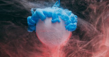 Yuvarlak top. Boya dalgası. Odaklanmamış mavi beyaz duman dokusu geometrik şekil su soyut koyu siyah arkaplan üzerine damlıyor.