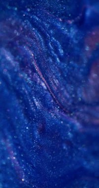 Mürekkep döküldü. Parlak lekeler. Bulanık mavi, mor renkli mermer rengi, emaye desenli, suda bulunan boya sıvısı soyut bokeh arka planda yayılıyor..