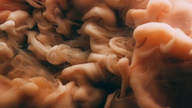 Sis akışı. Duman karışımı. Kahverengi girdap dumanı suya mürekkep damlatıyor. Mistik sıvı bulanık bulut esintisi soyut doku arkaplanı sıçratır.