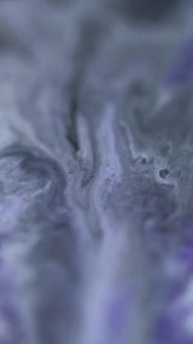 Dikey video. Mermer mürekkep. Sıvı dökülmesi. Odaklanmamış siyah beyaz sıvı emülsiyon karışımı sızıntı akış damarı desen soyut sanat arka planı.