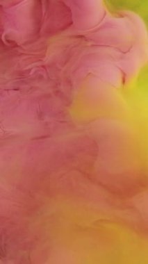 Dikey video. Boya patlaması. Renk karışımı. Mürekkep suyu. Pastel pembe boya soyut duman çizgili desen zebra arkaplan açıcı serbest boşluk.