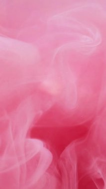 Dikey video. Odaklanmamış duman dokusu. Buhar borusu. Bulanık pembe boya, su, bulut dalgası, hareket, fantezi, soyut sanat arka planı..