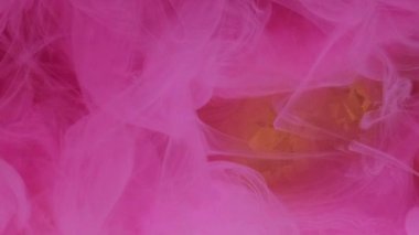 Parlak duman. Boya suyu sıçraması. Odaklanmamış pembe renk buharı bulutlu parlak partiküller modern soyut sanat arka planında yüzen doku mürekkebi.