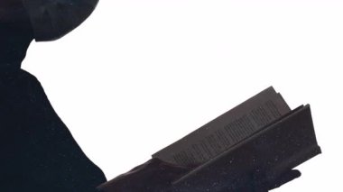 Karantina çalışması. Okuma hobisi. Parlak toz çift pozlama profil silueti yüz maskeli kadın açık kitap izole beyaz boşluk arkaplan.