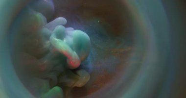 Sanat sisi. Parıltı akışı. Işıldayan renkli mürekkep spreyi dumanı çözünmüş sisli su arka planı. Soyut yuvarlak fantezi sıçrama lensi.