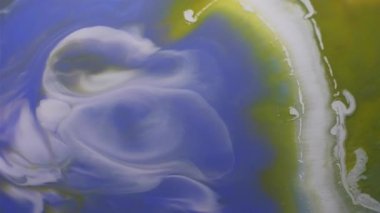Mürekkep dalgası. Su altyapısı. Odaklanmamış mavi beyaz renk sıçrama sıvısı ve soyut sanat üzerinde yüzen mermer kimyasal etki.
