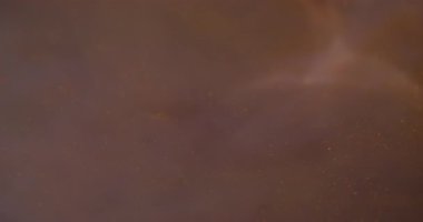 Parlak emülsiyon. Islak doku. Odaklanamayan sarı turuncu altın rengi boya suyu soyut sanat eserlerinin yaratıcı arka planında yayılıyor..