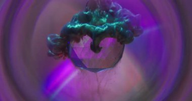 Boya buharı. Işıldayan akış. Suluboya dalgası cam elmasa döküldü. Yuvarlak neon tünel bulanık arkaplanda mor bir bulut dağıt.