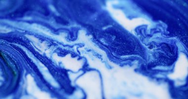 Damla soyut. Dalgalanma. Pırıl pırıl yaratıcı arka planda yüzen sıvı köpük damlası içinde bulanık mavi renkli mermer boya..