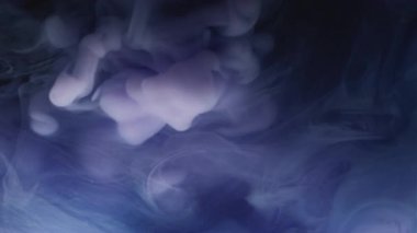 Mürekkep buharı. Duman karışımı. Beyaz mavi bulut sıvı pigment gizemli karışım renk soyut mor arkaplan. Su dokusu girdap bulanıklığı akışı.