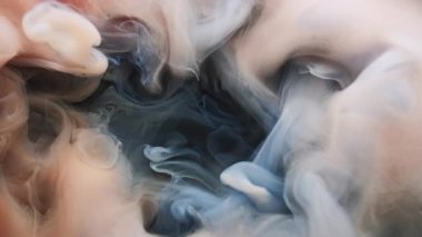 Renk buharı. Sis akışı. Bej mavisi gri duman mürekkebi yumuşak akım suyu karışımı döker. Siyah mistik yüzey rengi sanat odaklanmış sis arkaplanı.