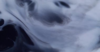 Islak doku. Lekeli sanat. Soyut koyu arkaplan üzerinde hareket eden sıvı dalgada parlayan mavi renkli kimyasal su..