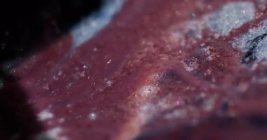 Bokeh parçacıkları. Parlak bir geçmişi var. Odaklanmamış kestane rengi beyaz boyalı su desenli mermer sıvısı koyu siyah soyut sanat üzerine..