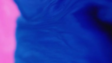 Renkli krema. Boya karışımı. Odaklanmamış pembe pigment şeffaf simli parçacıklar. Yağ emülsiyon damlası. Sanat soyut arkaplan yayıyor..