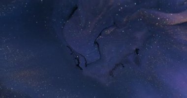 Işıl ışıl. Sanat sıvısı. Koyu gri menekşe akıntısı yavaş çekim sıvı mürekkep karışımı. Parlak dalga bulanıklığı soyut arkaplan dokusu.