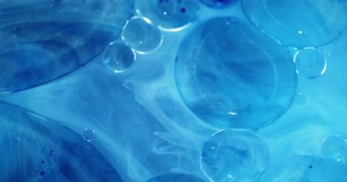 Yağlı mermiler. Sıvı jel. Odaklanmamış mavi renk moleküler boya lekeli kimyasal su akışı soyut sanat akrilik arka planda yayılıyor..