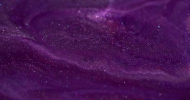 Karışım sıvısı. Bokeh dokusu. Odaklanmamış mor parıltılı boya su sıvısı kimyasal emülsiyon soyut sanat arka planına yayılıyor.