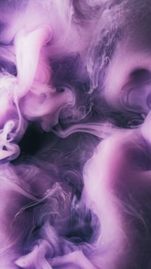 Akrilik bulut. Odaklanamayan akış. Mor mor pigment dumanı, havada süzülen sanat eseri karışımı. Akışkan mürekkep dumanı akışı soyut sihirli arkaplan.