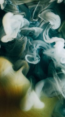 Mürekkep lekesi. Buhar karışımı. Bulanık arkaplanda çok renkli bulut akışı karışımı. Fantezi sihirli duman sanat suyuna akrilik pigmenti döker.