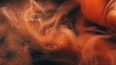 Buharı boya. Boyayla boyanmış. Turuncu sıvı üfleme akışı siyah mistik arka plan. Fantezi şekilli soyut sis dokusu bulanık renk akışı.