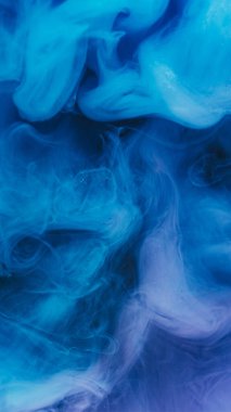 Pigment sıçraması. Buhar karışımı. Mavi menekşe bulut akışı siyah arkaplan üzerinde harman rengi. Soyut bulanık duman suya akrilik mürekkep döker..