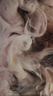 Dikey video. Sis akışı. Suyu boya. Gri mürekkep sızıntısı soyut sis karışımı yeşil sarı sis küresi siyah küre cam galaksi portal sanat arka planı.