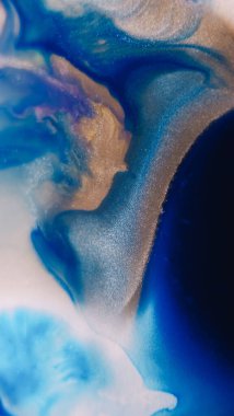 Islak doku. Akrilik dalga. Soyut sanat arka planında parıltılı suda çözünmüş mor beyaz renkli kimyasal dalgalanma.