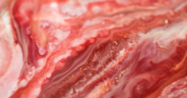 Köpüklü sıvı. Mermer sanat. Odaklanmamış kırmızı, pembe, parlak, su sıvısı karışımlı boya soyut, sahte arka plana dökülüyor..