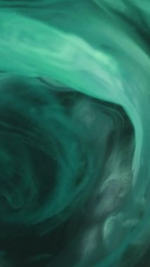 Dikey video. Duman girdabı. Bulanık sis girdabı. Fırtınalı bir dönüş. Odaklanmamış Cyan yeşili mavi renkli su harmanı koyu soyut sanat arka planında dönen spiral hareket.