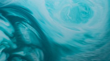 Su altında sıçrama. Akrilik akım. Soyut sanat arkaplanına yayılan suda odaklanmış mavi renkli mermer akış boyası.