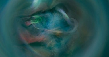 Sanat sisi. Parıltı akışı. Işıldayan renkli mürekkep spreyi dumanı çözünmüş sisli su arka planı. Soyut yuvarlak fantezi sıçrama lensi.