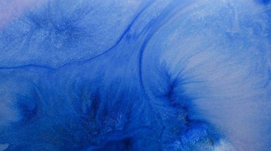 Mürekkep karışımı. Arkaplanı boya. Mermer efektli odaksız mavi renk dokusu soyut sanatın üzerine dökülen parlak damlalar.