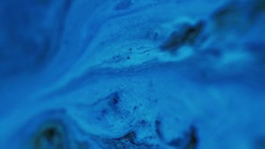 Nemli parlak doku. Boya arabası. Odaklanamayan mavi renkli parıldayan parçacıklar akrilik mürekkep suyu mermer karışımı dalga hareketini soyut sanat arkaplanı.