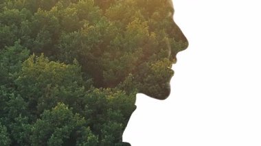 Doğa ilhamı. Çevresel koruma. Hava manzaralı orman yeşilliği çift pozlu profil siluetinde minnettar kadın yüzü beyaz kopya alanı arka planında izole edilmiş..