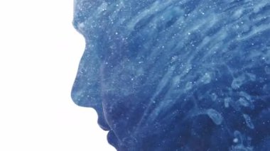 İç huzuru. Ruhani farkındalık. Mavi parıltı parçacıkları duman çift pozlama profili yüz silueti sakin rahat kadın beyaz fotokopi alanı izole.