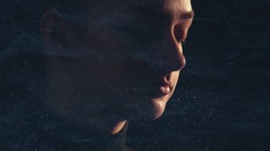 Toz kirliliği. Ekoloji problemi. Yüzü maskeli hasta bir kadının yüzey maskesi takıp gece karanlığında yüzen parlak parçacıklar eşliğinde iki kez öksürdüğü ana hatlar..