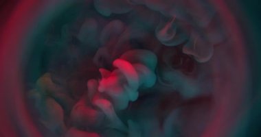 Duman patlaması. Mistik boya. Gri, mavi, parlak dalga koyu suda akıyor. Renksiz yuvarlak lens çerçeve soyut arkaplan.