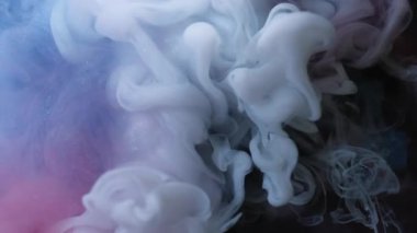 Sis dalgası. Mürekkep dumanı. Beyaz sıvı girdap fırtınası patlaması. Boya sanatı, su peçesi. Renkli, soyut bir fantezi. Odaklanmış arka plan..