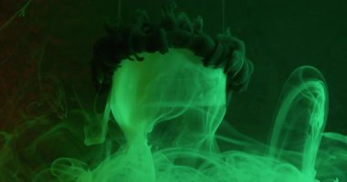 Sıvı dumanı. Yuvarlak doku. Odaklanmamış koyu yeşil neon rengi su boyası sıvısı soyut sanat arkaplan üzerinde şeffaf dalga.