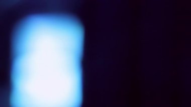 Odaklanamayan mistik parlaklık. Parlak noktalar. Görünüş kaybolma flaş kafiyeli. Işık sızıntısı işaret fişeği etkisi. Soyut değişen fibrilasyon bokeh arkaplanı.