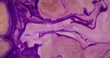 Enamel damlası. Mürekkep suyu. Odaklanmamış mor sarı altın rengi dalgalanma parçacıkları soyut akrilik arkaplan üzerinde hareket eden madde karışımı.