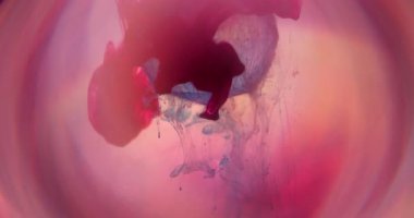 Duman girdabı. Hipnoz sıvısı. Bulanık su renginde cam elmaslardan oluşan pembe, kırmızı bir slayt. Sanat dumanı soyut küre mercek arkaplanını karıştırıyor.