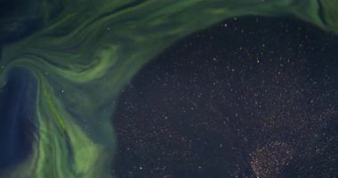 Parıldayan karanlık. Parlak mürekkep. Renkli akrilik yüzeyde parlak siyah kabarcık patlaması. Grunge sanat karışımı soyut odaklanmış açıcı arkaplan.