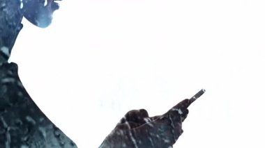 Mobil sohbet. Sanal iletişim. Çevrimiçi melankoli. Gece yağmur damlalarında telefon kullanan kadın profili silueti beyaz boş arkaplanda izole edilmiş..